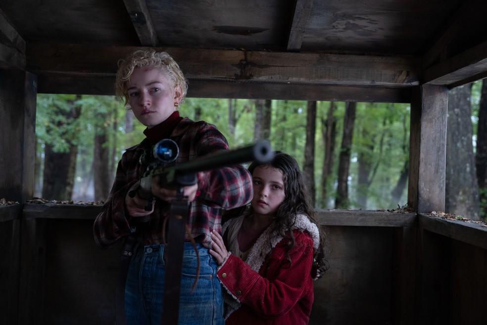 Julia Garner e Matilda Firth em cena de 'Lobisomem'