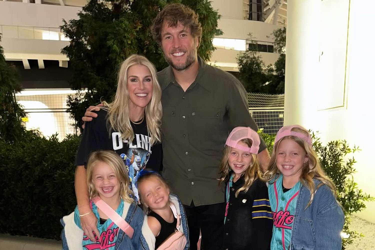 Matt e Kelly Stafford com suas filhas Sawyer, Chandler, Hunter e Tyler.
