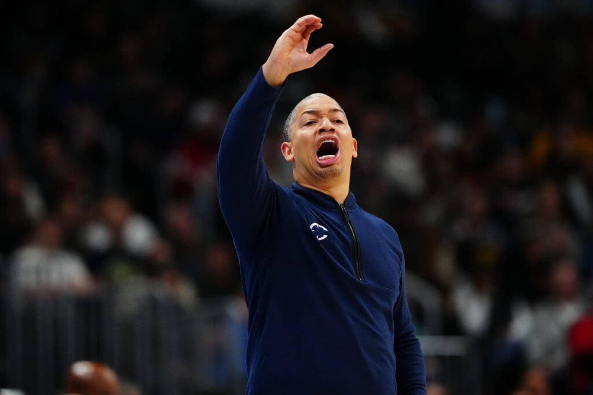 Treinador dos LA Clippers, Tyronn Lue, durante partida contra o Denver Nuggets