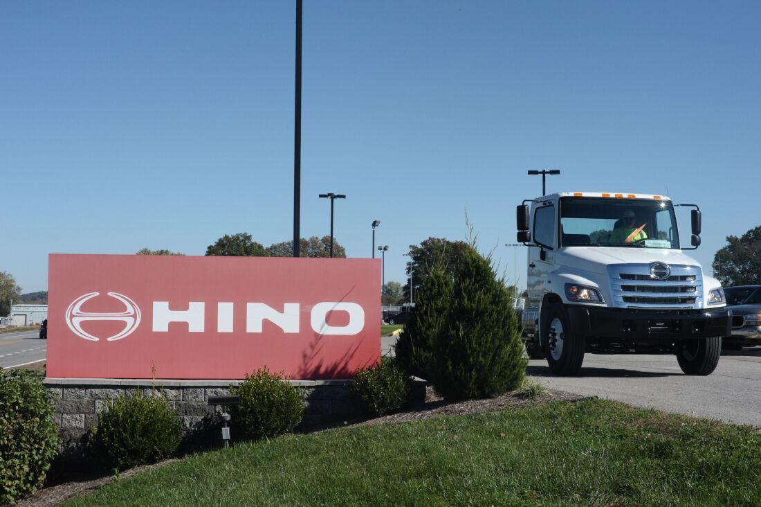 Caminhão da Hino passando por um sinal em Williamstown, W.V.