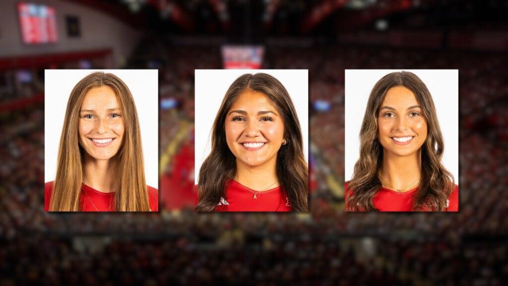 Bergen Reilly, Lexi Rodriguez e Merritt Beason, jogadoras de voleibol da Universidade de Nebraska, homenageadas por seus desempenhos acadêmicos.