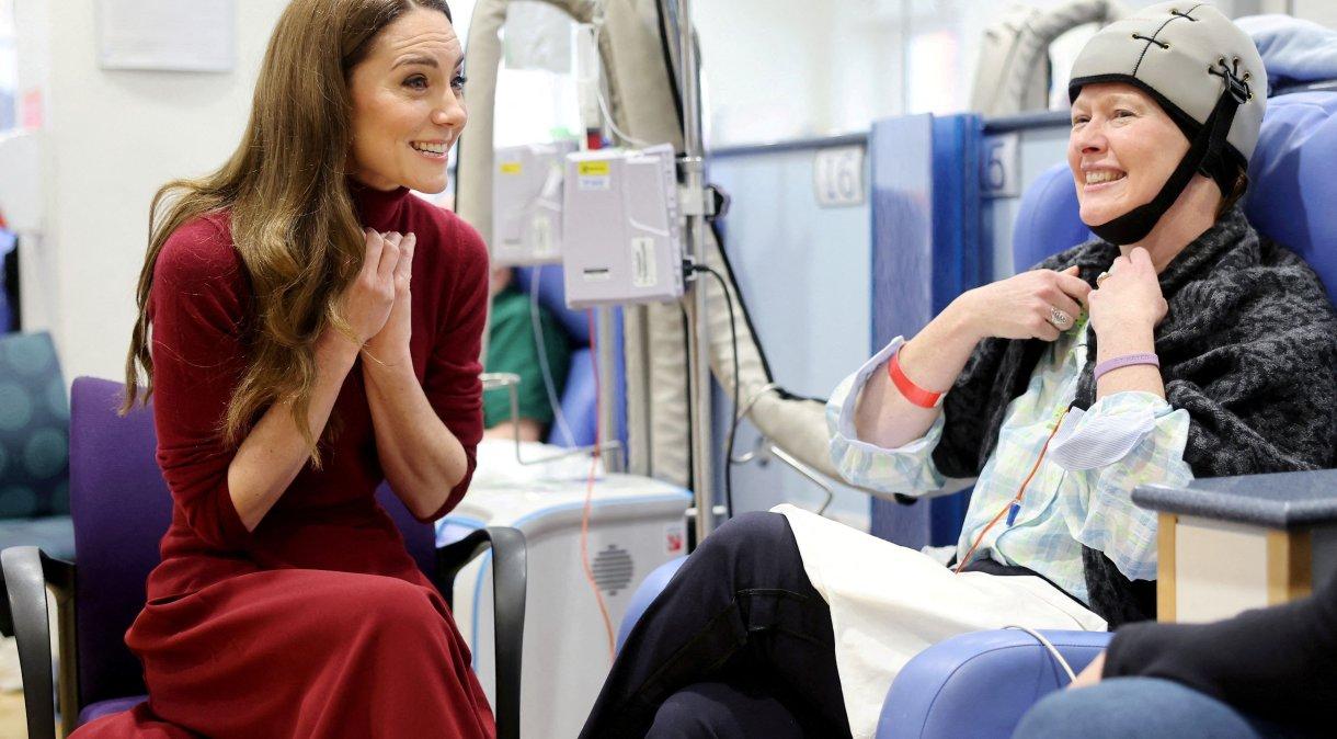 Princesa britânica Kate conversa com paciente durante visita ao Royal Marsden Hospital