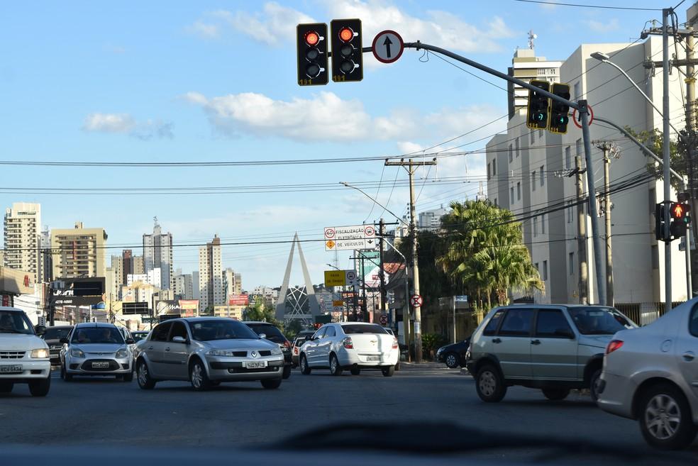 Trânsito na avenida 85 no Setor Marista, em Goiânia, Goiás