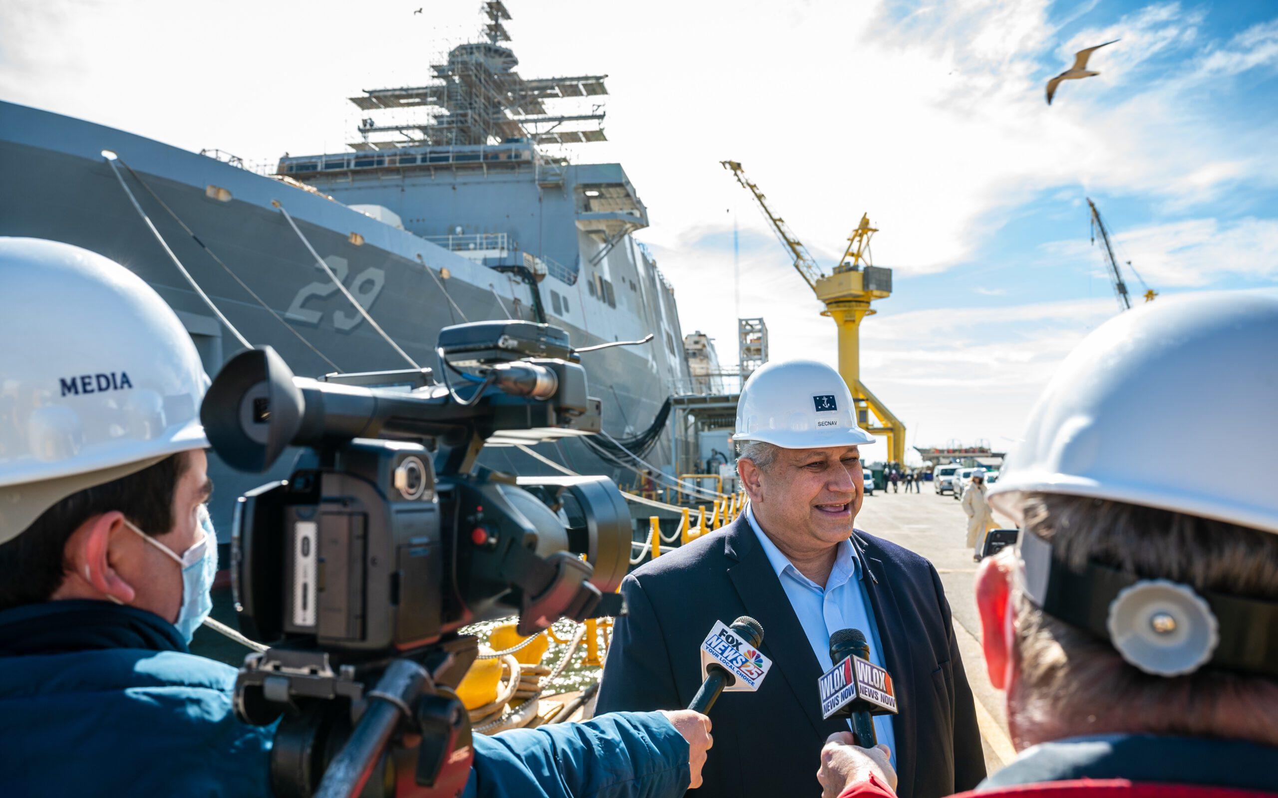 Entrevista do Secretário da Marinha Carlos Del Toro durante uma visita ao estaleiro Ingalls Shipbuilding.