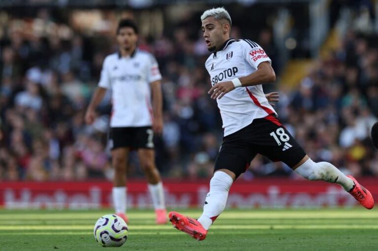 Andreas Pereira se prepara para duelo do Fulham contra o Watford pela Copa da Inglaterra