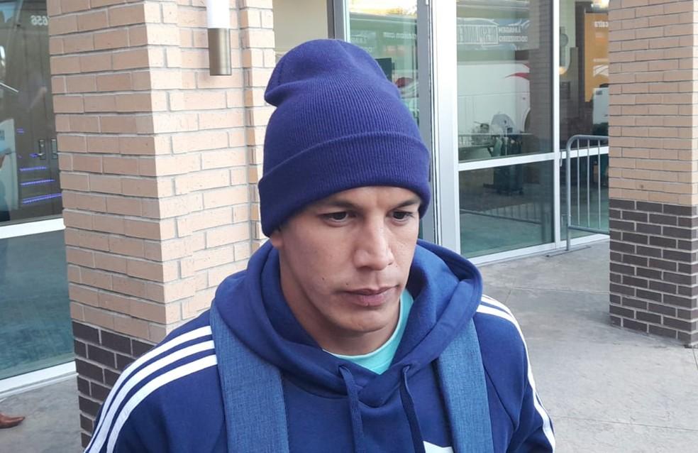 Lucas Romero atende imprensa na chegada do Cruzeiro a Orlando
