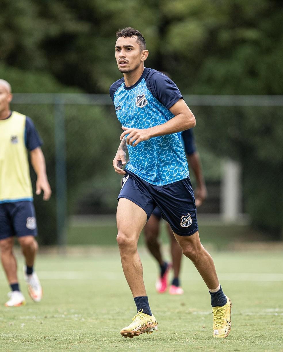 Luan Dias em treino do Água Santa