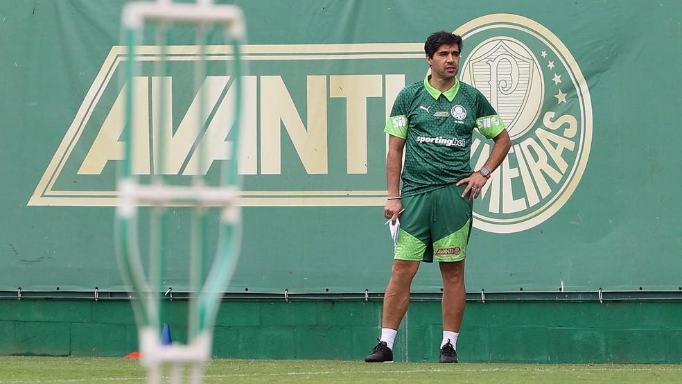 Abel Ferreira durante treino do Palmeiras na Academia de Futebol