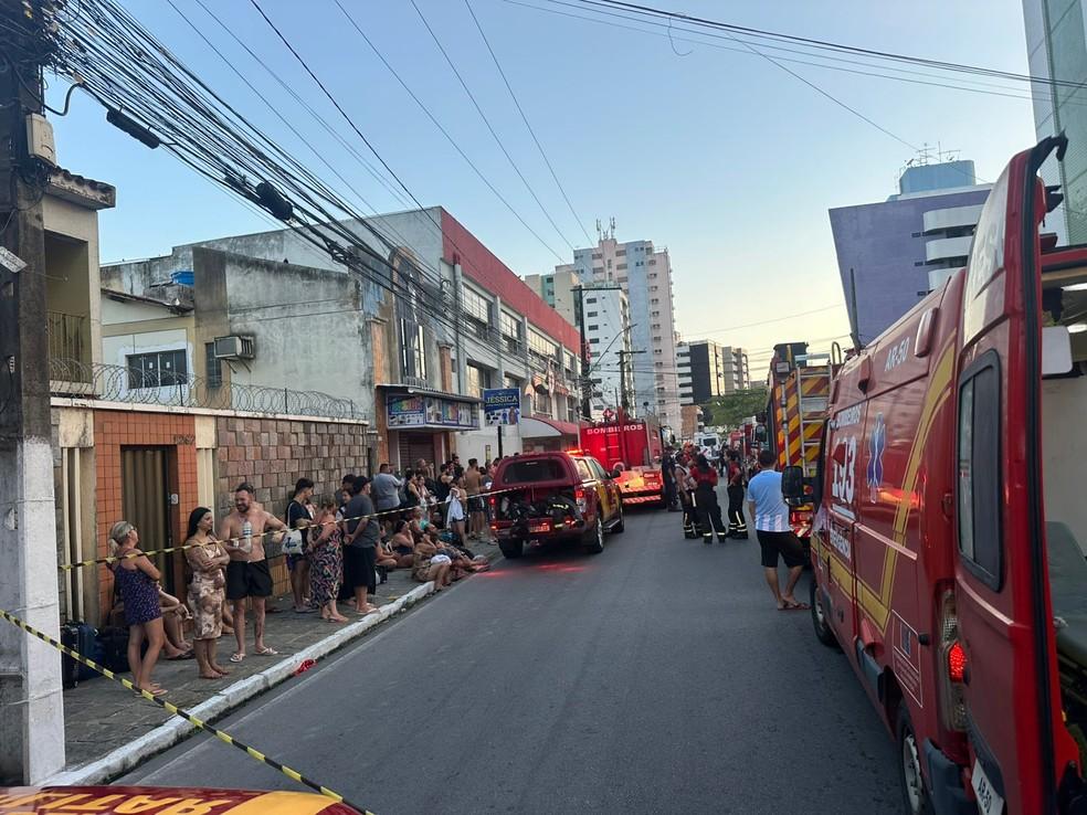 Movimentação na rua onde hotel pegou fogo no bairro da Pajuçara, em Maceió