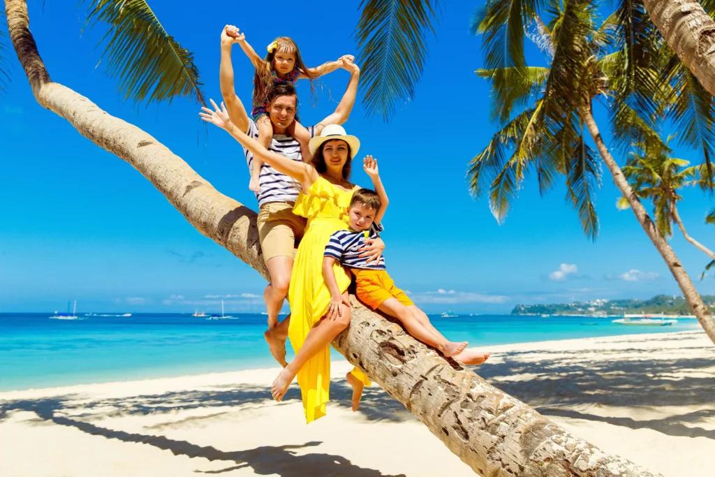 Família feliz em uma praia tropical