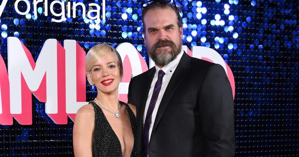 Lily Allen com David Harbour