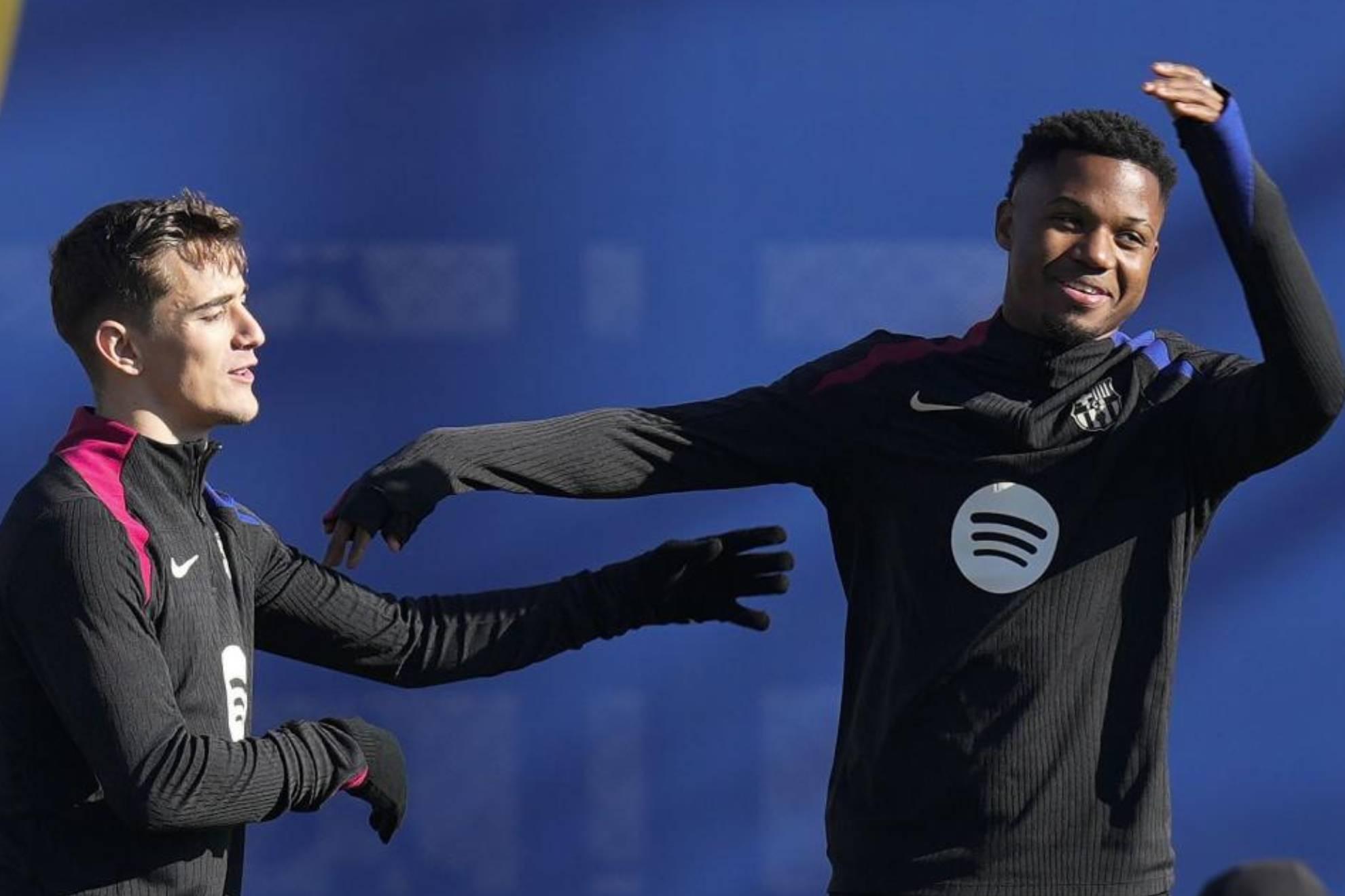 Gavi e Ansu durante um treinamento