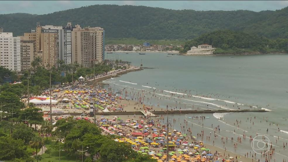 Pessoas sendo atendidas em posto de saúde no litoral de SP