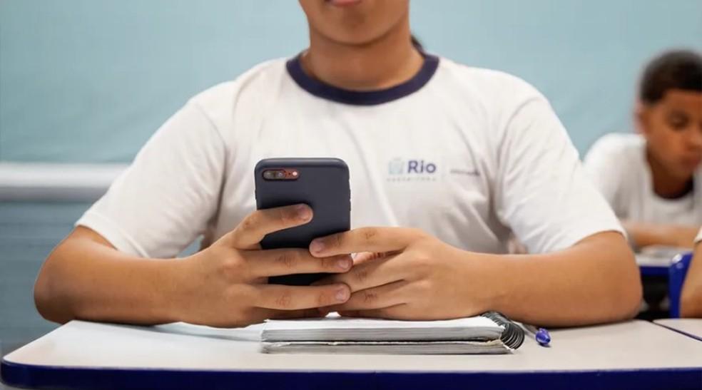 Aluno da escola municipal do Rio com celular, antes de proibição