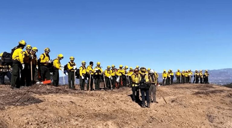 Bombeiros mexicanos atuam em combate aos incêndios florestais em Los Angeles