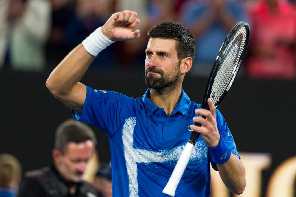 Novak Djokovic celebra vitória contra Jaime Faria na Australian Open