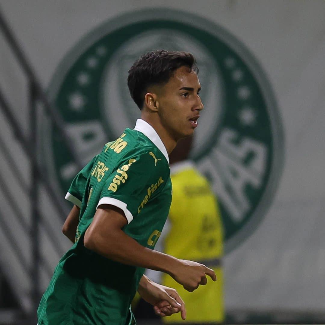 Vitor Reis em ação pelo Palmeiras