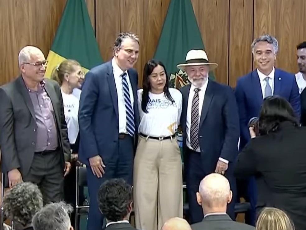 Ministro Camilo Santana, do MEC, e presidente Lula, em lançamento do programa Mais Professores.