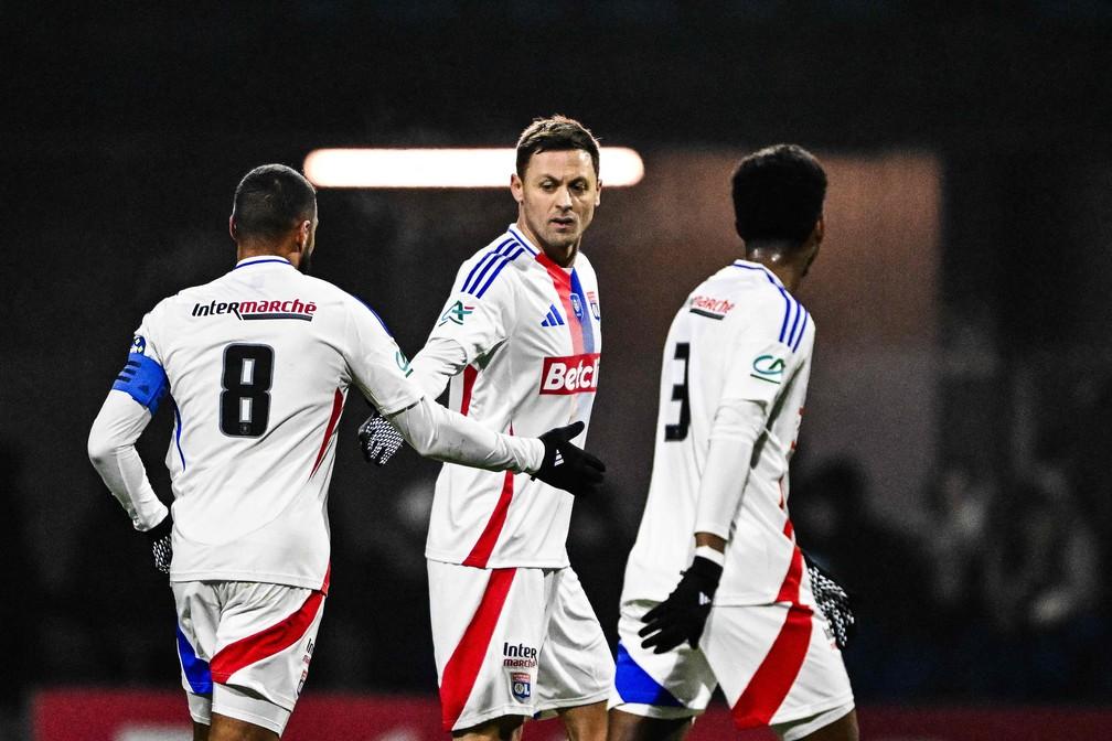 Matic marcou um dos gols do Lyon.