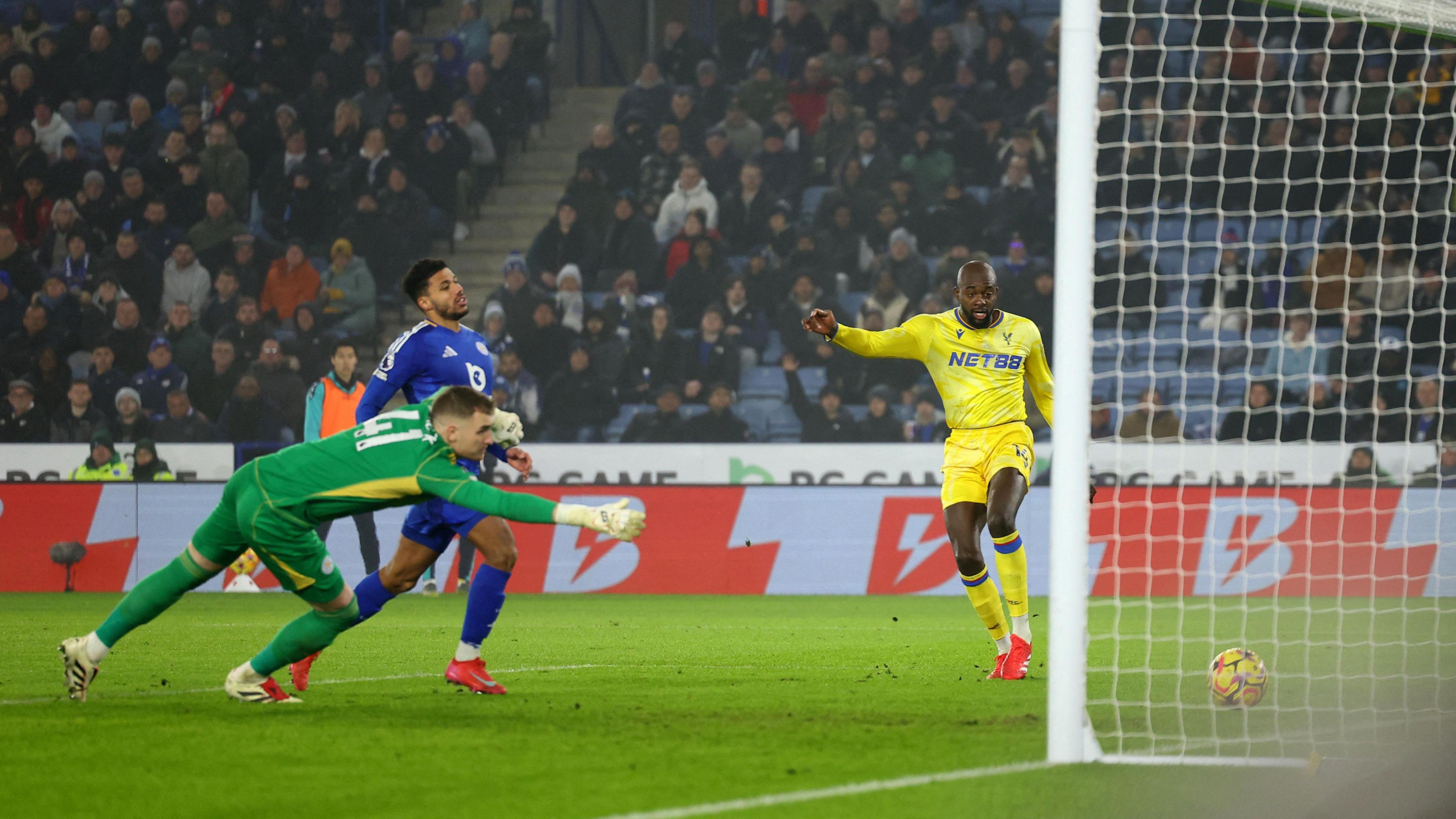 Jean-Philippe Mateta marca o primeiro gol do Crystal Palace contra Leicester City