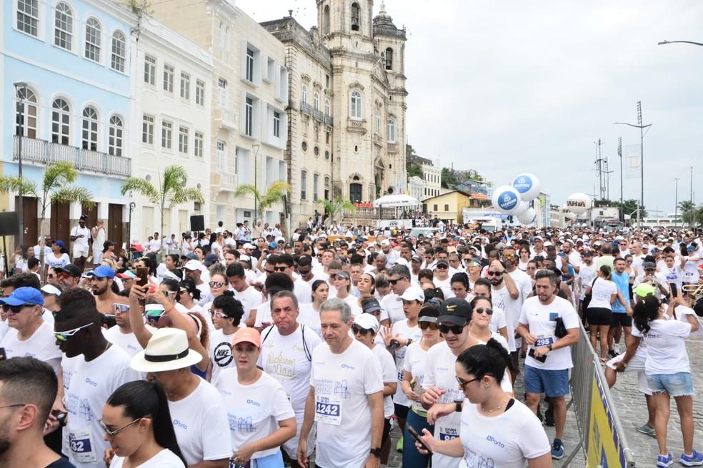 Multidão se reúne em frente a Igreja da Conceição da Praia em procissão à Colina Sagrada