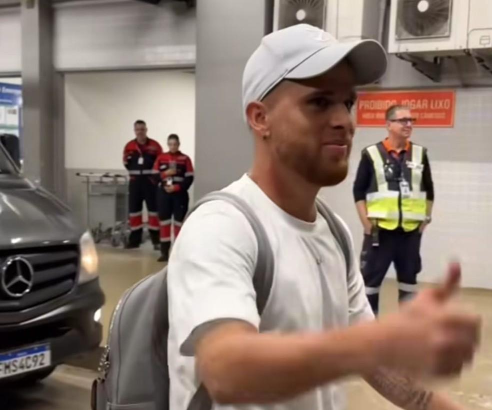 Cuéllar cumprimentou torcedores que estavam no aeroporto