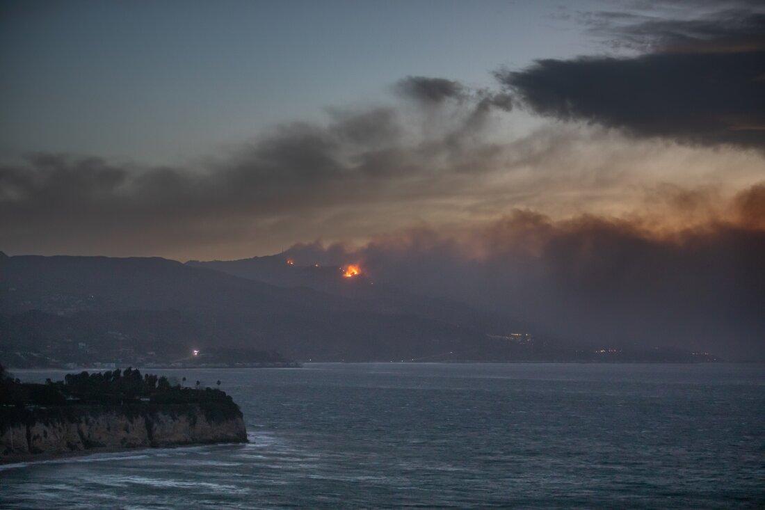 Fumaça do incêndio Palisades vista de Point Dume enquanto queima casas ao longo da Pacific Coast Highway em Malibu.