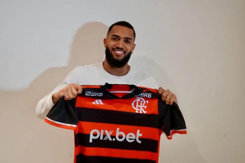 Juninho posa com a camisa do Flamengo