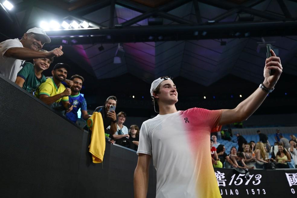 Fonseca comemora com fãs vitória na estreia do Australian Open