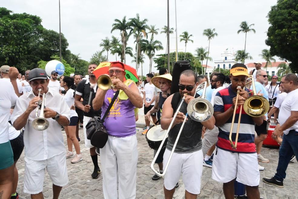 Fanfarra anima devotos em procissão rumo a Colina Sagrada