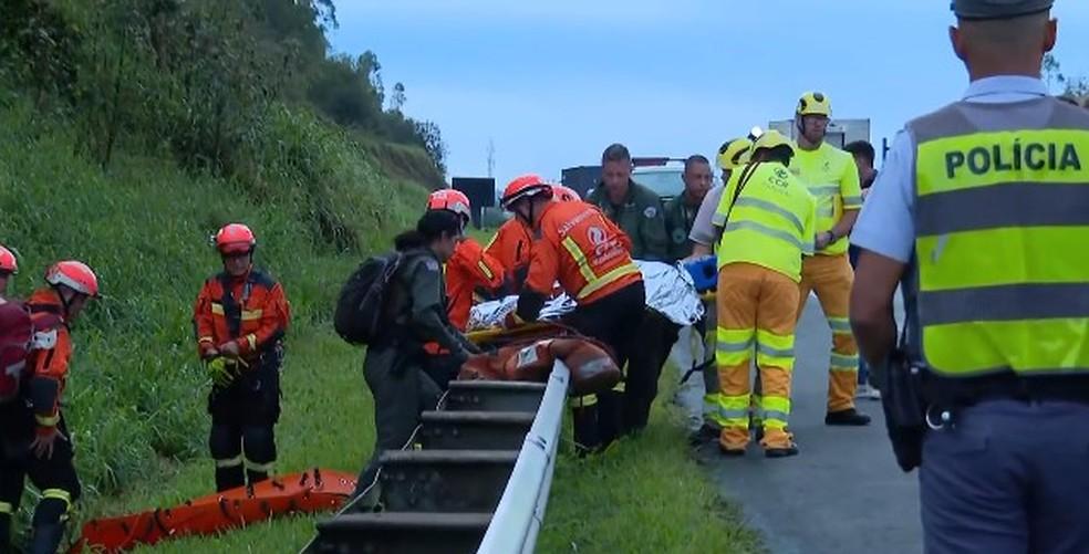 Sobrevivente é resgatada após queda de helicóptero em Caieiras, na Grande SP.