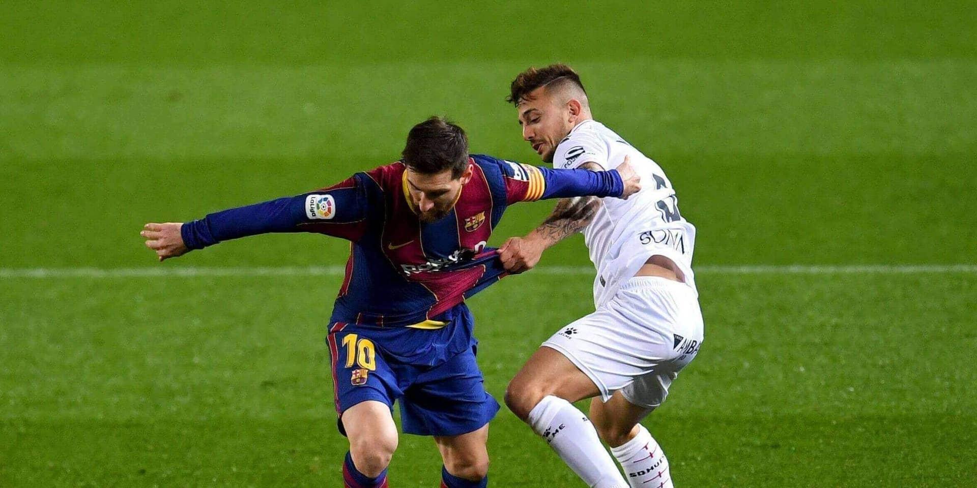 Pablo Maffeo e Lionel Messi durante um jogo em 2021.