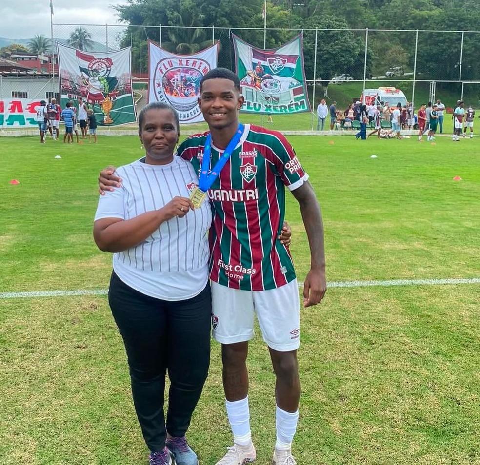 Loiola, do Fluminense, com a mãe, Renilda