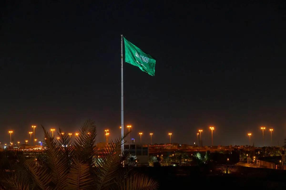 Bandeira da Arábia Saudita hasteada perto de Riad