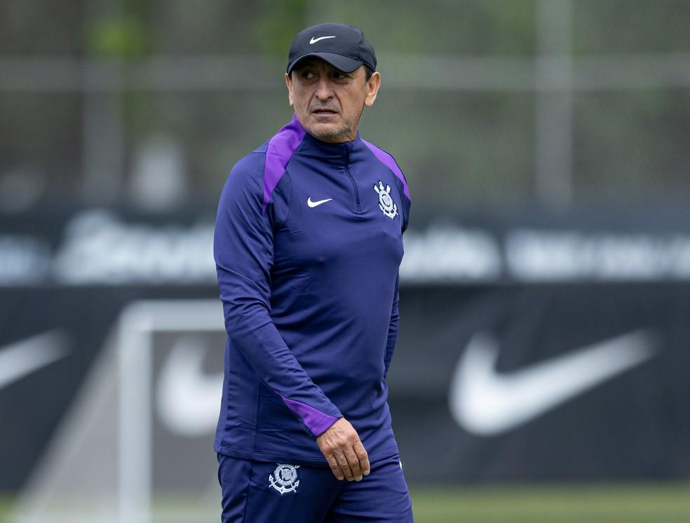 Ramón Díaz observa treino do Corinthians