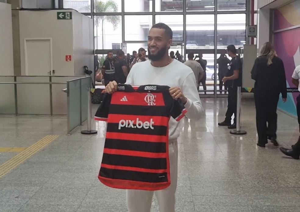 Juninho desembarca no Rio para assinar com o Flamengo