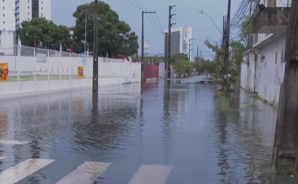 Bairro de Santo Amaro, no Centro do Recife, tem ruas alagadas