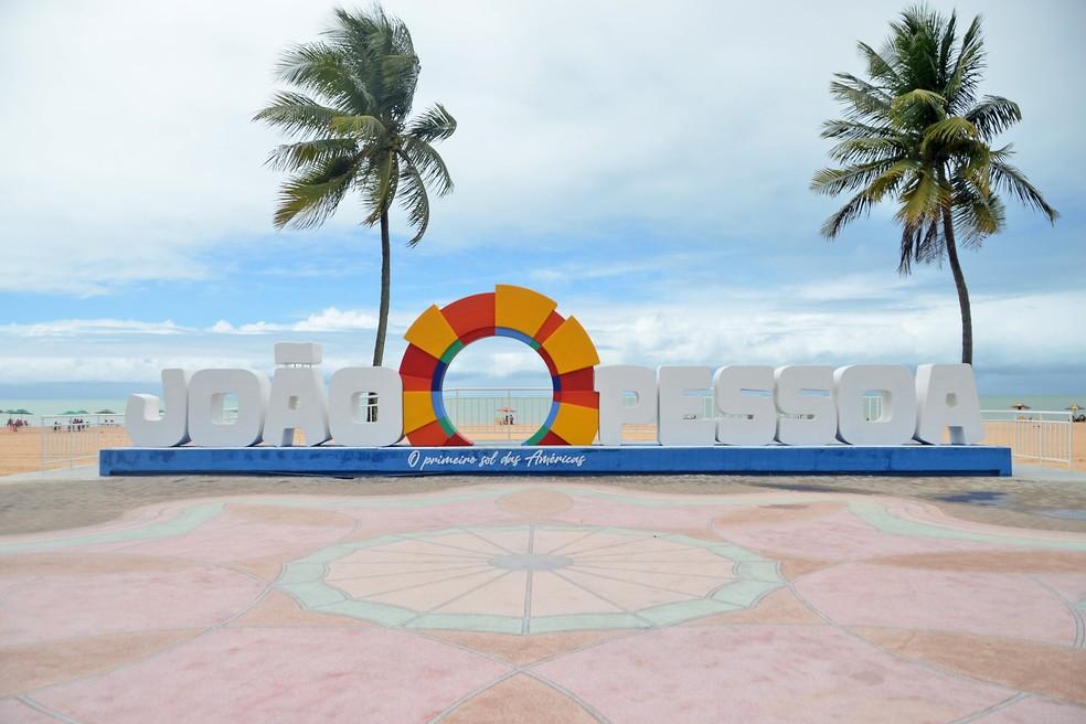 Letreiro 'João Pessoa' na praia de Cabo Branco