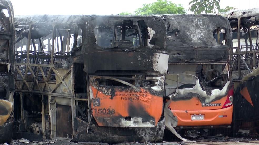 Ônibus incendiados durante ondas de ataques em Porto Velho