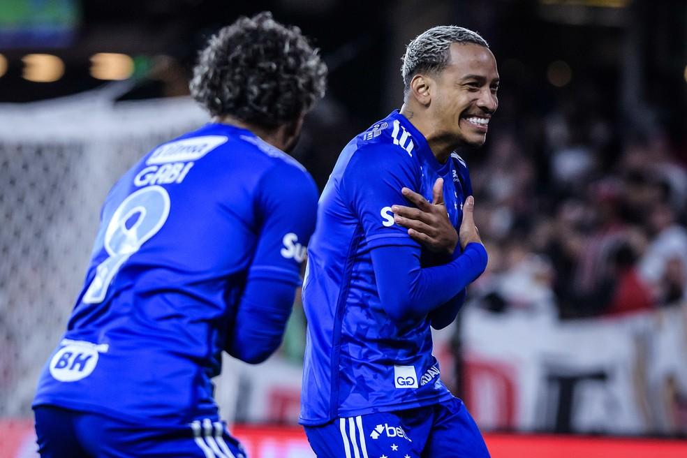 Matheus Pereira e Gabigol comemoram gol do Cruzeiro contra o São Paulo