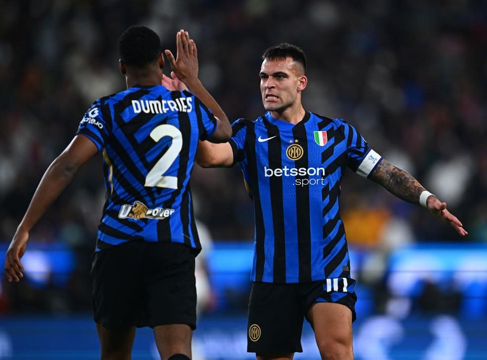 Dumfries e Lautaro Martínez comemoram gol da Inter de Milão sobre a Atalanta