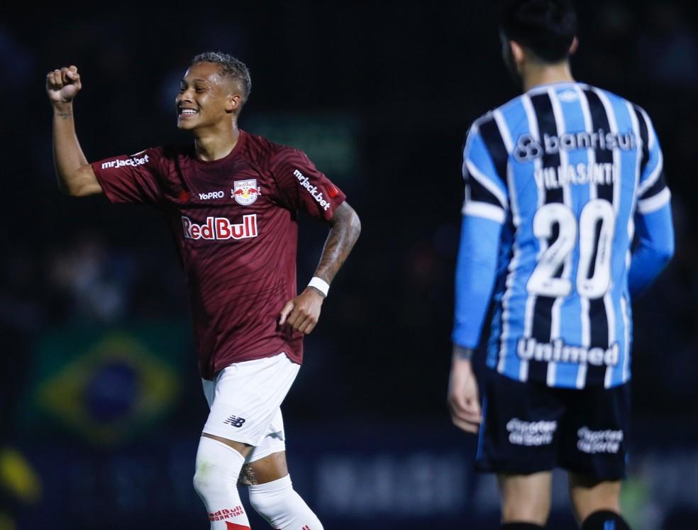 Vitinho comemora gol em Bragantino x Grêmio