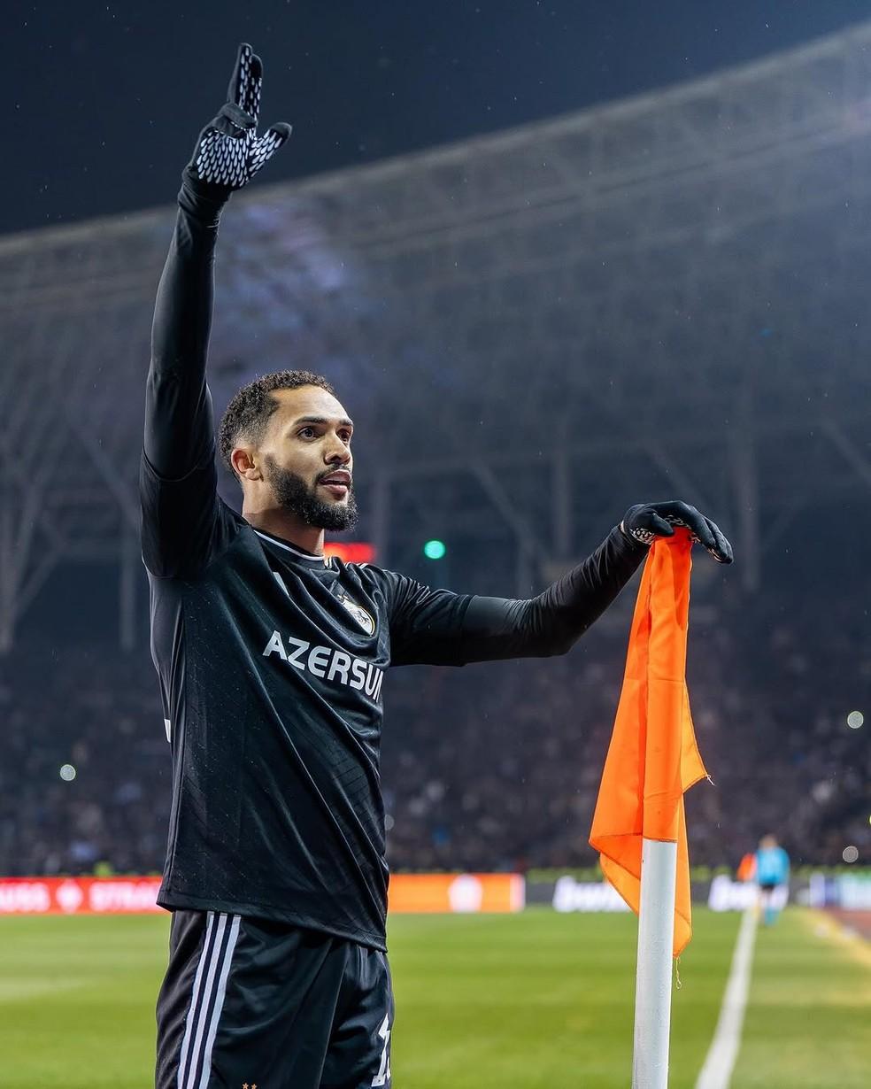 Juninho comemora um gol pelo Qarabag