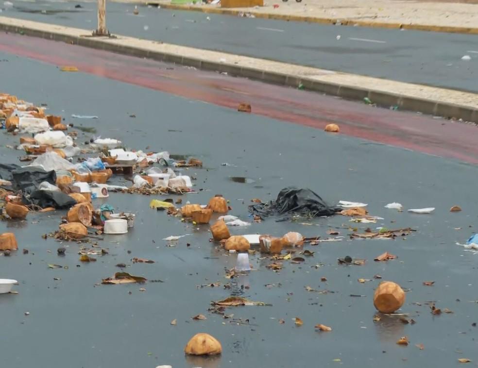 Chuva deixa lixo espalhado no meio de ruas no bairro de Santo Amaro, no Centro do Recife