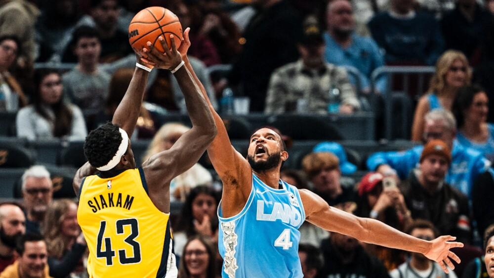 Pascal Siakam e Evan Mobley, jogadores de Indiana Pacers e Cleveland Cavaliers.