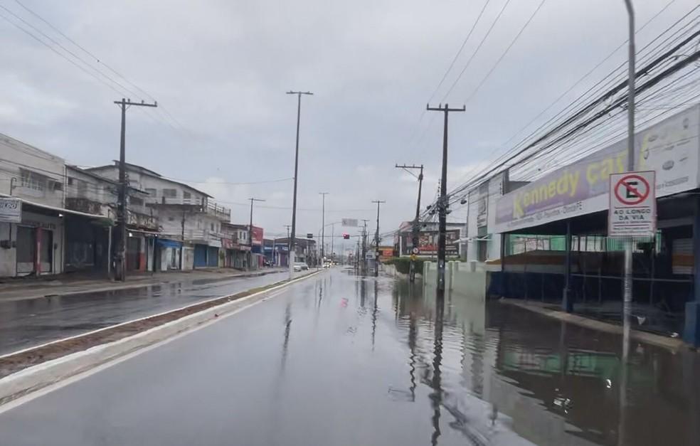 Avenida Presidente Kennedy, em Olinda, ficou alagada após chuvas no Grande Recife