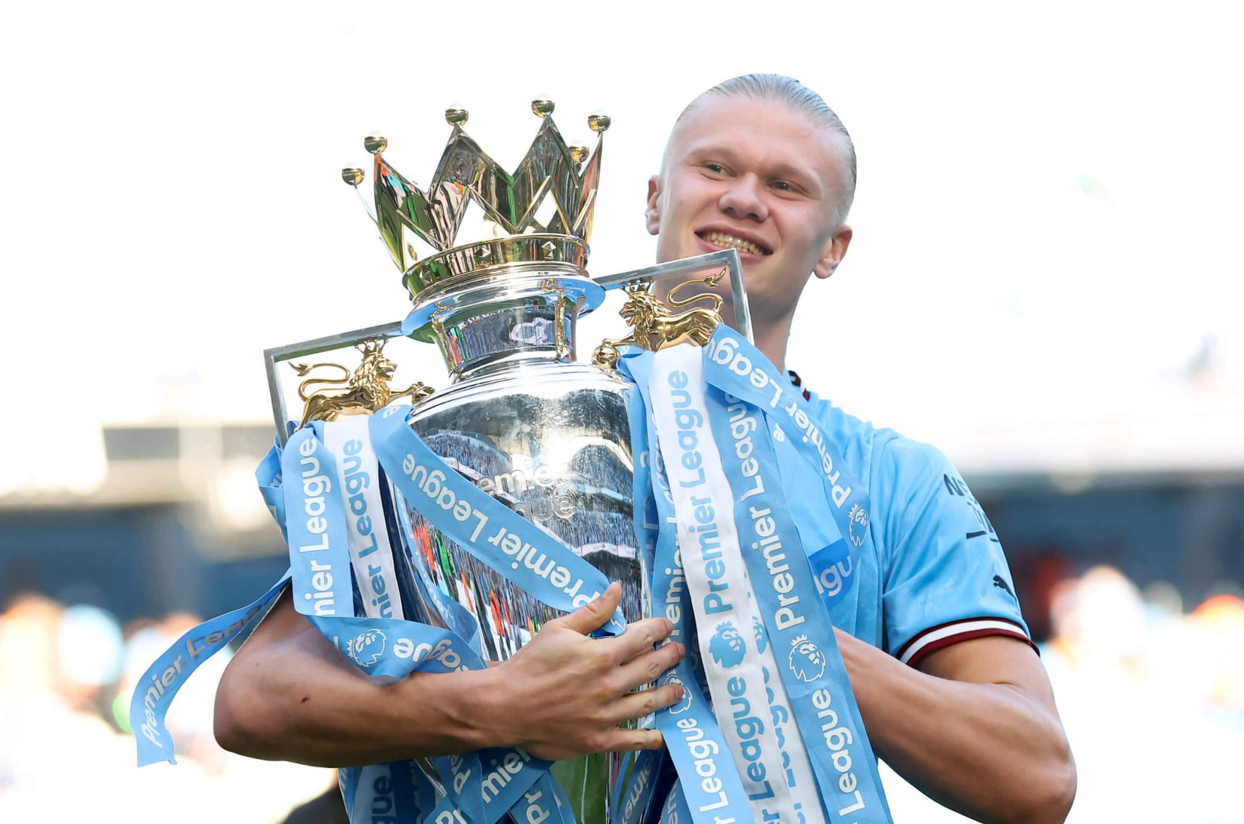 Erling Haaland com troféus do Manchester City