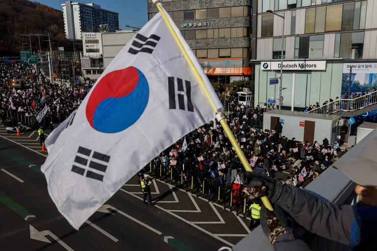 Manifestantes pró-Yoon em protesto na Coreia do Sul