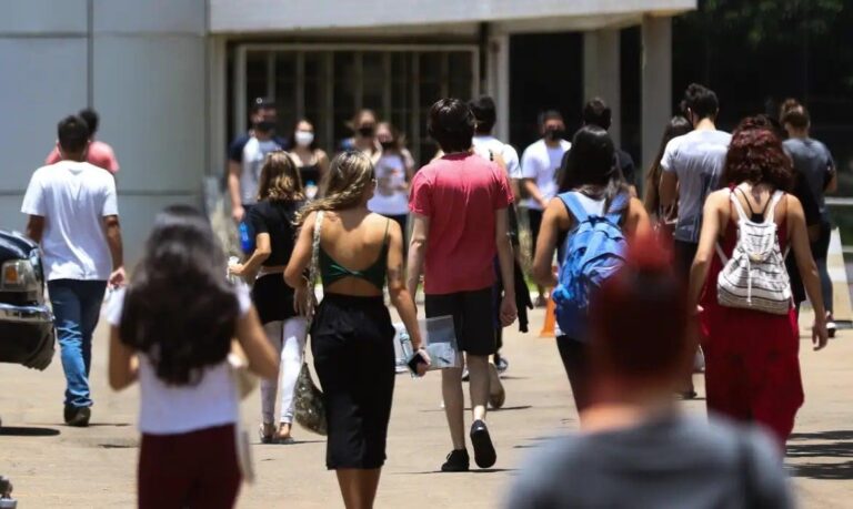 Governo de Goiás Lança Programa de Bolsas para Universitários em 2025