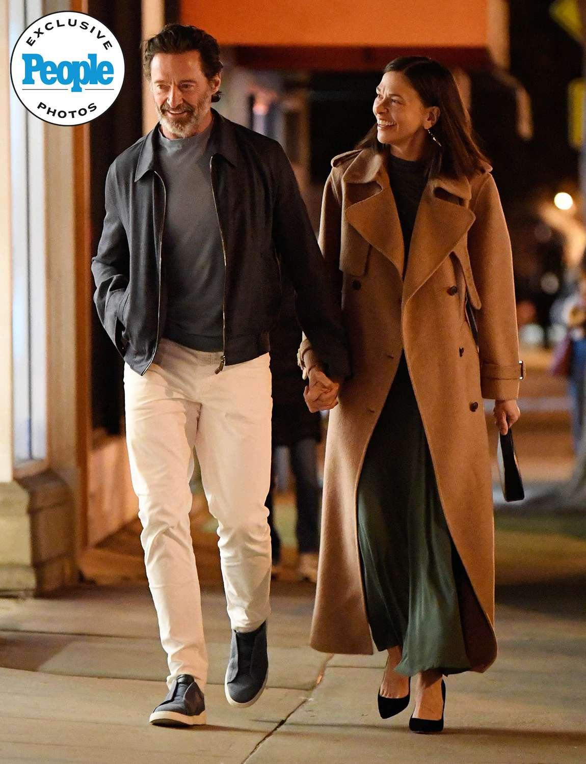 Hugh Jackman e Sutton Foster saindo juntos para jantar em Los Angeles.